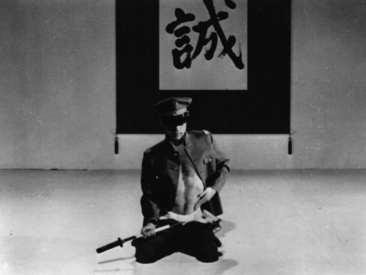 Στιγμιότυπο από την ταινία του Γιούκιο Μισίμα, "Πατριωτισμός" (1966), όπου υποδύεται έναν αξιωματικό που αυτοκτονεί με χαρακίρι, μετά από το αποτυχημένο πραξικόπημα του 1936