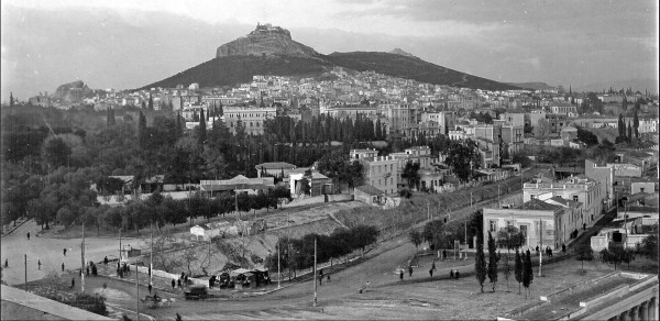 Στα 1900 διέσχιζαν το λεκανοπέδιο 700 χείμαρροι, ποτάμια και ρυάκια. Η Σταδίου ήταν ποτάμι και μπαζώθηκε μαζί με τον αρχαίο Ιλισό, Ηριδανό και Κυκλοβόρο. Από τότε “βουλιάζουμε”