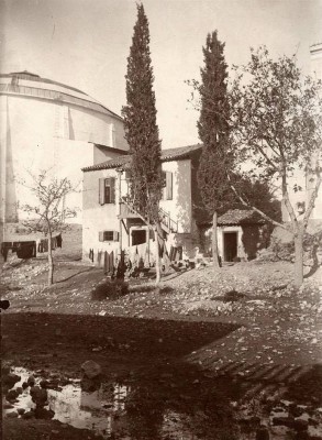 Ιλισός μπροστα από το Στάδιο εκεί όπου υπήρχε κάποτε το στρογγυλό κτίριο του Πανοράματος Θών. Φωτογράφος Οδυσσέας Φωκάς, περίπου 1900, αρχείο Εθνικής Πινακοθήκης- Μουσείου Α. Σούτζου.