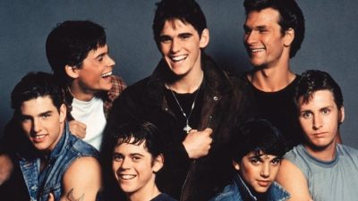 «Outsiders». Η ταινία που βασίστηκε στο βιβλίο μιας 16χρονης και έβγαλε τους Ματ Ντίλον, Ραλφ Μάτσιο, Τομ Κρουζ, Ρομπ Λόου, Εμίλιο Έστεβεζ, Τόμας Χάουελ, Πάτρικ Σουέιζι