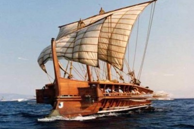 Η "Ολυμπιάς" . Πρόκειται για σύγχρονο αντίγραφο τριήρους, κατασκευασμένο από το Πολεμικό Ναυτικό.