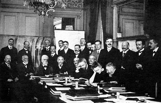 https://www.mixanitouxronou.gr/wp-content/uploads/2014/11/1911_solvay_conference3.jpg