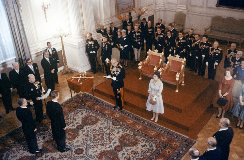 Η φωτογραφία τραβήχτηκε το 1959 και ο βασιλιάς Παύλος παραλαμβάνει το στέμμα του Όθωνα, που έφθασε στην Ελλάδα με καθυστέρηση 134 ετών!
