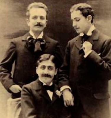Ο Προυστ με τον Ρόμπερτ ντε Φλερ στα αριστερά και τον Λουσιάν Ντοντέ από τα δεξιά του. Με τον Λουσιάν είχαν ερωτική σχέση.