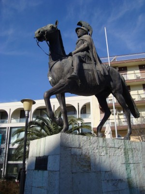 Ο ηπειρώτης βασιλιάς Πύρρος αγνοεί τους κακούς οιωνούς και επιτίθεται στο Άργος. Ο “αετός” βρήκε τον θάνατο όταν τον χτύπησε μια γριά με ένα κεραμίδι