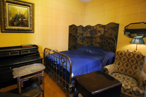 Το υπνοδωμάτιο του στγγραφέα, που τα τελευταάι τρία χρόνια της ζωής ο Προυστ αφοσιώθηκε στην συγγραφή του βιβλίου "Αναζητώντας τον Χαμένο Χρόνο"