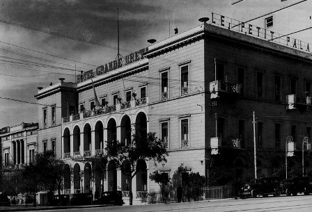 O Tσώρτσιλ δεν ήταν ποτέ στο ξενοδοχείο «Μεγάλη Βρετανία» την περίοδο που ο ΕΛΑΣ προσπάθησε να το ανατινάξει. Αν πυροδοτούσε τα εκρηκτικά θα ανατιναζόταν όλο το οικοδομικό τετράγωνο