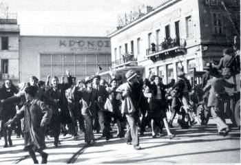 Οι πρώτες ομάδες διαδηλωτών οδεύουν προς το Σύνταγμα.