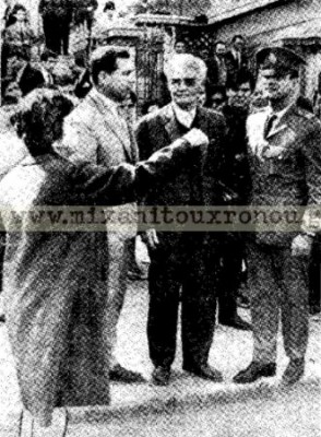 Ο Γιατράκος έξω από την Ασφάλεια. Μπροστά, η σύζυγός του