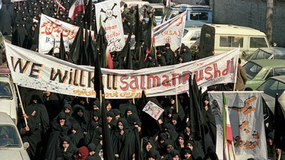 Η δολοφονία του μεταφραστή και του εκδότη που εξέδωσε το βιβλίο, “Οι σατανικοί στίχοι” του Σαλμάν Ρούσντι. Ο συγγραφέας καταδικάστηκε σε θάνατο από τον Αγιατολάχ Χομεϊνί και για να σωθεί έκανε δήλωση μετανοίας