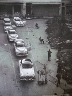 Που βρίσκεται η “πιο μοδάτη πλατεία της Αθήνας”. Πρώτα έκαναν πιάτσα τα κάρα με τα άλογα και μετά τα ταξί. Όταν έγινε πεζόδρομος, αναγεννήθηκε
