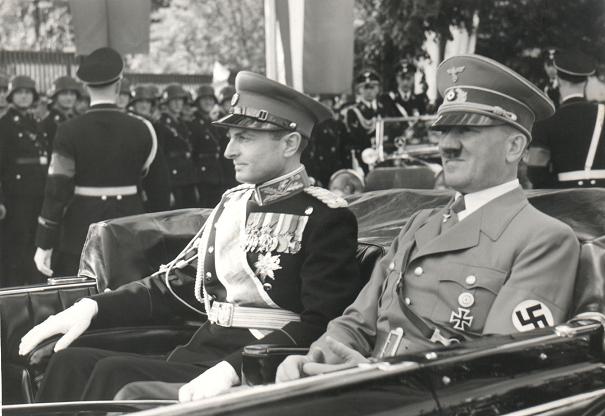 Ο Χίτλερ με τον αντιβασιλιά της Γιουγκοσλαβίας πρίγκιπα Πέτρο. Ο τελευταίος υποχρεώθηκε να προσχωρήσει στον Άξονα. Λίγες ημέρες μετά ανετράπη.