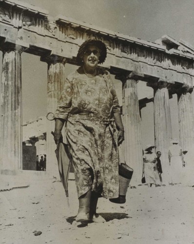 Η Αγκάθα Κρίστι στην Ακρόπολη το 1958, σε άλλη επίσκεψή της