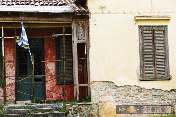 «Απ’ εδώ έφυγε ο Παύλος για τη Μακεδονία στα 1904», γράφει η μαρμάρινη πλάκα στην οδό Τατοΐου 50 στην Κηφισιά. Εδώ έζησε με τη σύζυγο του, Ναταλία, αδελφή του επίσης μεγάλου Έλληνα Ίωνα Δραγούμη, και τα δυο παιδιά τους Μιχάλη (Μίκης) και Ζωή (Ζέζα).