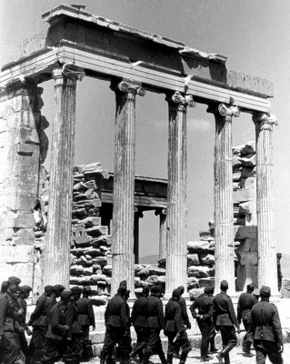 Οι Ναζζί μμπροστά από το Ερεχθειο. 13-5-1941 (photo: Gerhard Gronefeld)