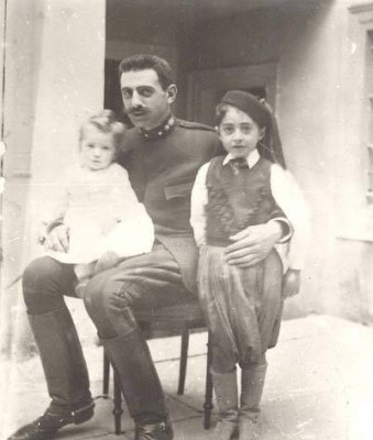 Ο Παύλος Μελάς με τα παιδιά του Μιχαήλ και Ζωή, το 1898. Γνωστός ως καπετάν «Μίκης Ζέζας» στον Μακεδονικό Aγώνα , όπου πρωτοστάτησε, σκοτώθηκε σε συμπλοκή με Οθωμανικό στρατιωτικό απόσπασμα στις 13 Οκτωβρίου 1904 στο χωριό Στάτιστα (σημερινό Μελάς) της Μακεδονίας. Φωτογραφικό Αρχείο Ε.Ι.Μ.