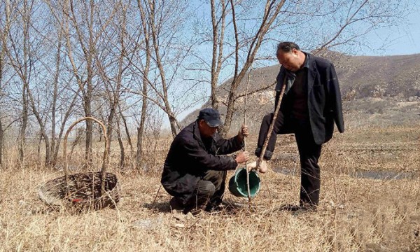 Φώτο2: Ο Wenqui έχασε και τα δυο του χέρια σε ατύχημα σε ηλικία μόλις τριών ετών. Φώτο3: Ο Jia γεννήθηκε τυφλός από το ένα μάτι και έχασε σε εργατικό ατύχημα το άλλο.