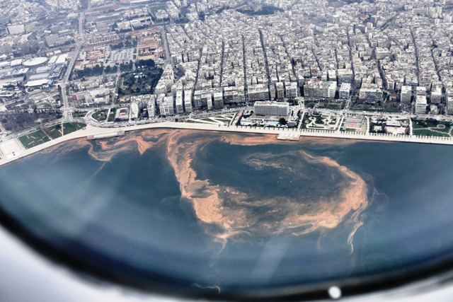 Αυτό είναι το φαινόμενο της ερυθράς παλίρροιας που “έβαψε” κόκκινο τον Θερμαϊκό. Αεροφωτογραφίες από τη Θεσσαλονίκη