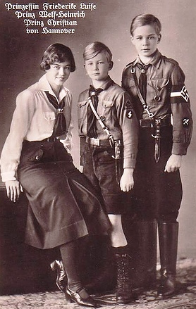 Η νεαρή Φρειδερίκη με στολή της ναζιστικής νεολαίας