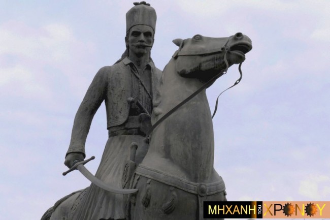 Γ. Καραϊσκάκης, ο νόθος γιος της καλόγριας. Δημιούργησε συμμορία ανηλίκων, έδειξε τα αχαμνά του στο γιο του Αλή Πασά και μονομάχησε με Τούρκο αξιωματικό. Ο ήρωας που δικάστηκε για προδοσία