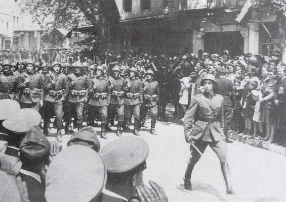 Βουλγαρικός στρατός παρελαύνει στην Ξάνθη μετά την κατάληψη της τελευταίας από τους Γερμανούς. Η ελληνική Θράκη ήταν το "δώρο" του Χίτλερ προς την Βουλγαρία.