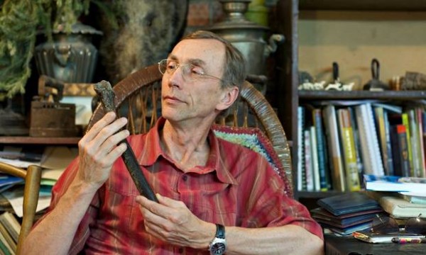 Ο επικεφαλής της έρευνας του γερμανικού Ινστιτούτου Εξελικτικής Ανθρωπολογίας «Μαξ Πλανκ» της Λειψίας και παλαιογενετιστής Σβάντε Πάαμπο , με το μηριαίο οστό που βρέθηκε το 2008 στην περιοχή Ουστ Ισίμ της δυτικής Σιβηρίας.