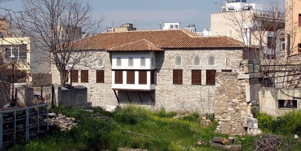 Το σπίτι Μπενιζέλου όπου μεγάλωσε η Αγία Φιλοθέη. Το αρχοντικό αποτελεί χαρακτηρισμένο ιστορικό διατηρητέο μνημείο και μοναδικό σωζόμενο δείγμα αρχοντικής κατοικίας των μεταβυζαντινών χρόνων για την περιοχή της Αθήνας. Η κύρια φάση του ανήκει στα τέλη του 17ου με αρχές του 18ου αιώνα και η παλαιότερη στον 16ο - 17ο αιώνα. 