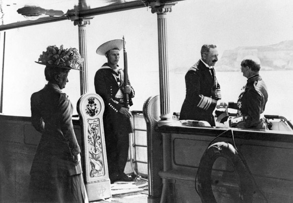 Κέρκυρα, 1909, ο Κάιζερ, και η σύζυγός του Αυγούστα-Βικτωρία, υποδέχονται τον βασιλιά της Ελλάδος Γεώργιο Α΄ στην αυτοκρατορική θαλαμηγό Hohenzollern. 