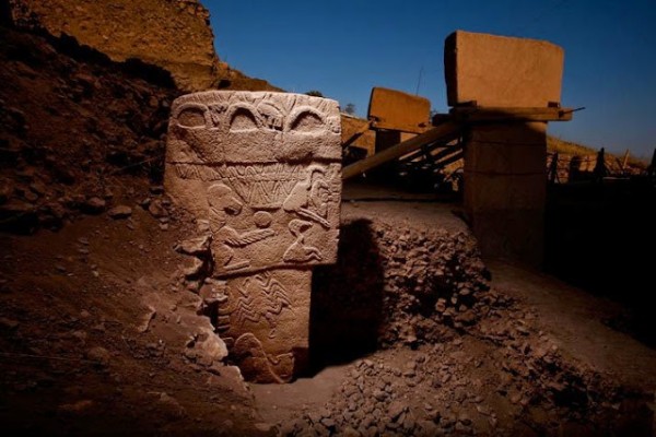 Στο Γκόμπεκλι Τεπέ βρέθηκαν προϊστορικοί ναοί της νεολιθικής εποχής. Οι πέτρες είναι 5.500 χρόνια αρχαιότερες από τις πρώτες πόλεις της Μεσοποταμίας και 7.000 χρόνια αρχαιότερες από το Στόουνχετζ. 