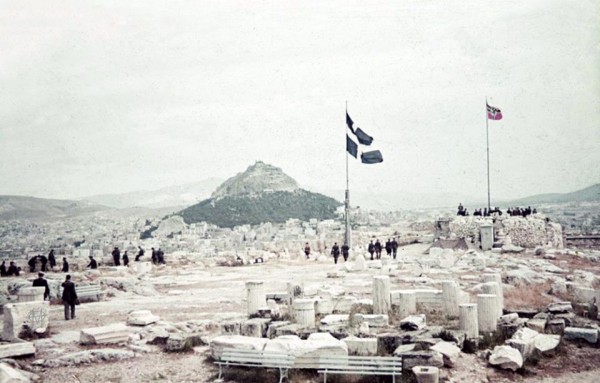 Αθήνα, 1941, η σβάστικα και η ελληνική σημαία στην Ακρόπολη.