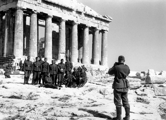 Αθήνα, 1941, αναμνηστική φωτογραφία γερμανών στρατιωτών μπροστά τον Παρθενώνα. 