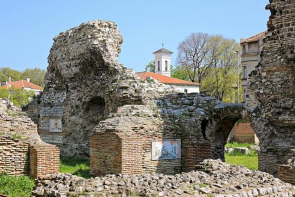 Roman-thermae-ruins-in-Varna