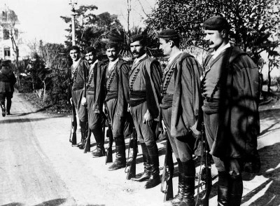 Παύλος Γύπαρης, ο φοβερός σωματοφύλακας του Ελ. Βενιζέλου. Με πέντε παλικάρια εξόντωσε 47 Βούλγαρους στον Μακεδονικό Αγώνα. Τα παρακρατικά τάγματα, η δολοφονία του Ι. Δραγούμη και η επίθεση στον Β. Αυλωνίτη