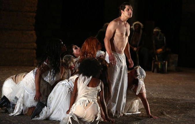 Ο Σάκης Ρουβάς στον  ρόλο του Θεού Διόνυσου στις Βάκχες του Ευριπίδη (καλοκαίρι 2014)