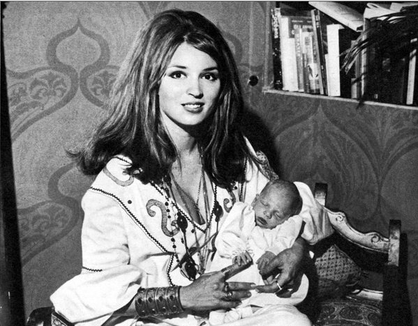 Η Ταλίθα Γκετί με τον νεογέννητο γιος της, Τάρα Γκάμπριελ Γαλαξία Γραμμόφωνο Γκετί