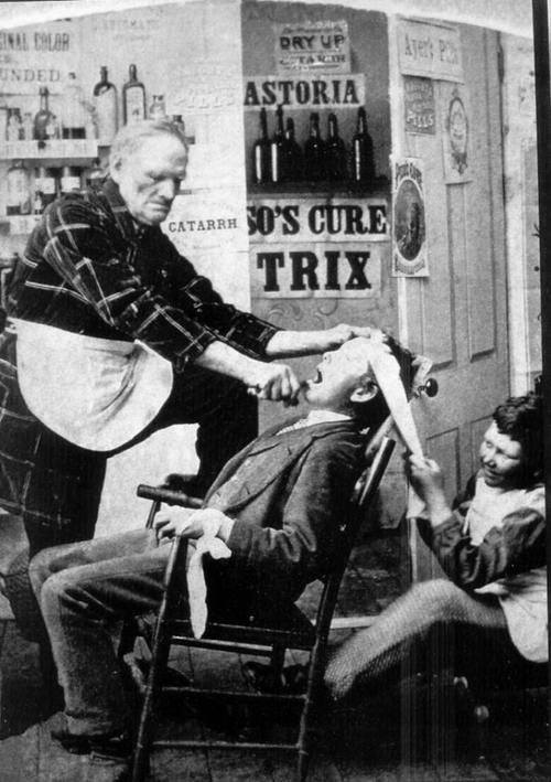 Κουρέας - Χειρουργός εν ώρα "σκληρής" εργασίας στις αρχές του 1900.