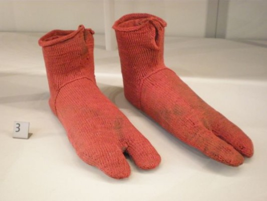 Το αρχαίο ζευγάρι κάλτσες που πλέχτηκε με την τεχνική "nalbinding".