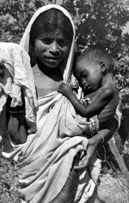Μητέρα με το αποστεωμένο παιδί της, Βεγγάλη, 1943