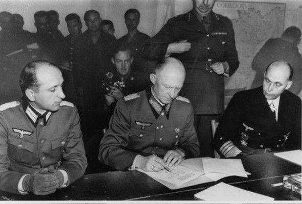  Γερμανοί αξιωματικοί υπογράψει άνευ όρων παράδοση στη Ρεμς, Γαλλία.