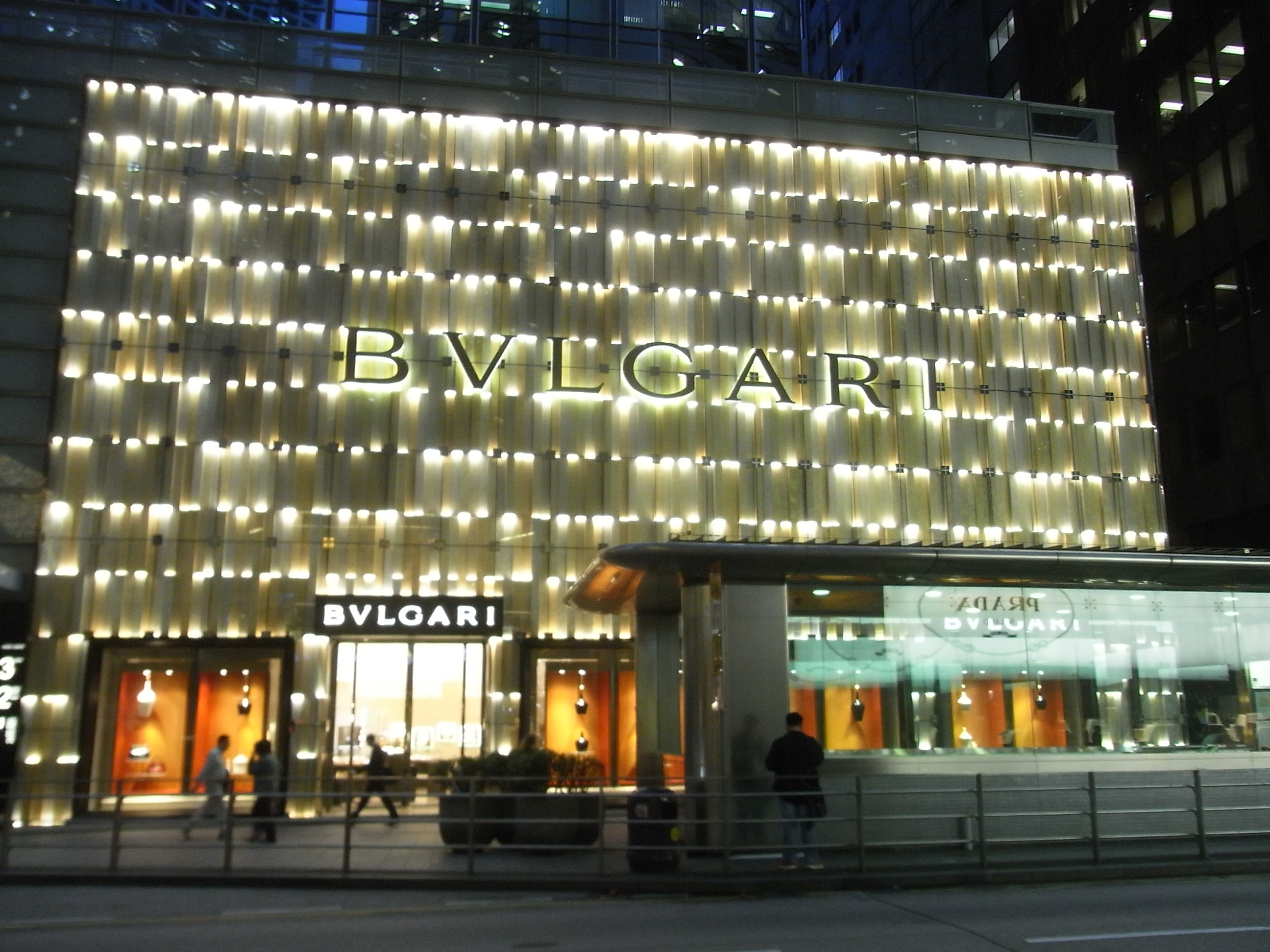 Η ιστορία του οίκου BVLGARI. Ο Έλληνας κοσμηματοπώλης των Βασιλιάδων και των σταρς. Στον Β΄ Παγκόσμιο Πόλεμο έκρυβε Έλληνες στη Ρώμη, ανάμεσά τους και τον Ε. Αβέρωφ