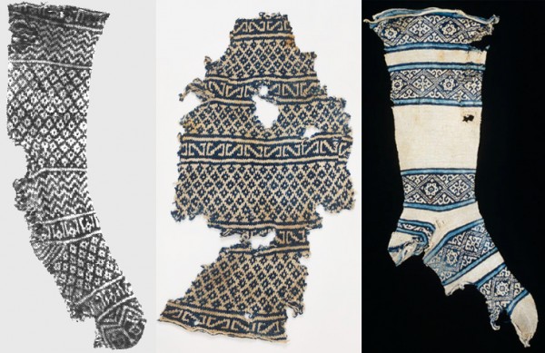Πρόκειται για ένα ζευγάρι κάλτσες από βαμβάκι, πάνω στις οποίες είναι πλεγμένες προσευχές στα αραβικά. 