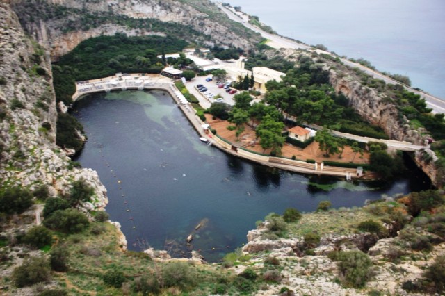 Το σπήλαιο που έχει καταπιεί 8 δύτες στη λίμνη Βουλιαγμένης. Διαθέτει τη μεγαλύτερη φυσική υπόγεια σήραγγα στον κόσμο. Εντυπωσιακό βίντεο από έναν παράδεισο 20χλμ από την Ομόνοια