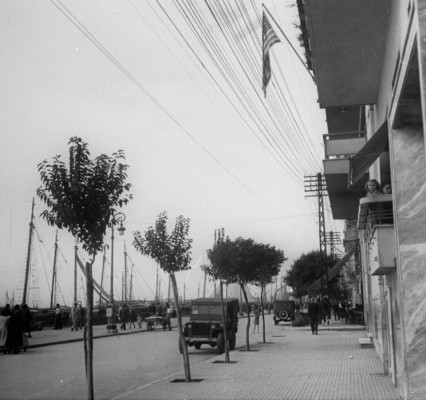 Θεσσαλονίκη, έξω από το αμερικανικό προξενείο κοντά όπου σκοτώθηκε ο ανταποκριτής του CBS Τζορτζ Πολκ, Οκτώβριος 1948, φωτογράφος Mark Kauffman, αρχείο Life Photo Collection.