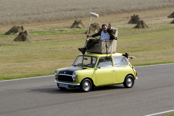 Ο Mr Bean "πάνω" στο αυτοκίνητό του, το αξέχαστο Mini