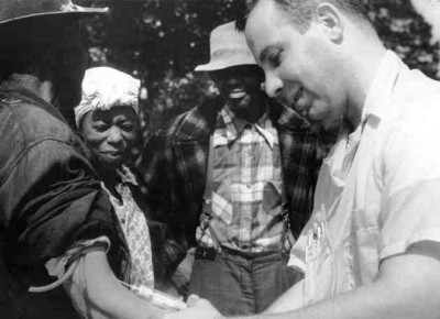 Tuskegee-syphilis-study_doctor-injecting-subject