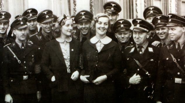 Αριστερά, η Γιούνιτι και δεξιά, η Νταϊάνα στη Γερμανία με αξιωματικούς των Ναζί