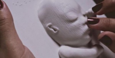 Μια τυφλή μητέρα “είδε” το αγέννητο μωρό της, ψηλαφώντας με λαχτάρα μια τρισδιάστατη εκτύπωση του υπερήχου της. Δείτε τη συγκινητική της αντίδραση