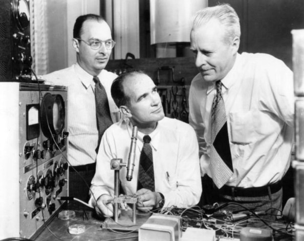 Οι τρεις εφευρέτες του τρανζίστορ, το 1948 στα εργαστήρια Bell. Από αριστερά προς τα δεξιά: John Bardeen, William Shockley και Walter Brattain . Για την ανακάλυψή τους αυτή βραβεύθηκαν με το νόμπελ Φυσικής το 1956 (ο Bardeen πήρε και δεύτερο βραβείο νόμπελ για την εργασία του σχετικά με την υπεραγωγιμότητα και είναι ο μοναδικός στη ιστορία των βραβείων με δυο νόμπελ φυσικής)