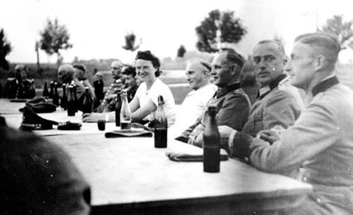 Φωτογραφίες από ένα προσωπικό άλμπουμ ενός μέλους του 101ου Τάγματος Αστυνομίας Τήρησης της Τάξης δείχνουν τη Βέρα να πίνει μπίρα παρέα με τον σύζυγό της και τους συναδέλφους του.