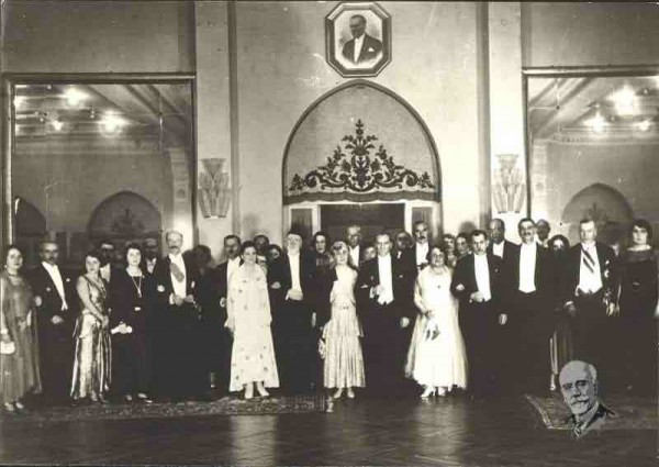O Ελευθέριος Βενιζέλος και ο Κεμάλ Ατατούρκ με τις συζύγους τους στην Άγκυρα το 1930 μετά την υπογραφή της συνθήκης για την φιλία μεταξύ των δυο κρατών.